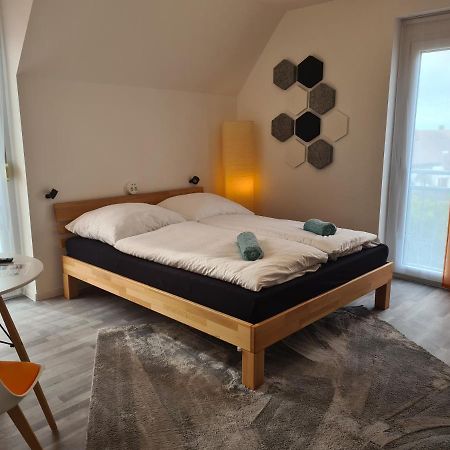 Lichtdurchflutetes Zimmer - Mainwiesen Apartamento Waldbuttelbrunn Exterior foto